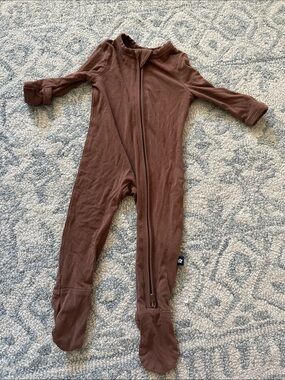 Larkspur bamboo footie size 0-3 months